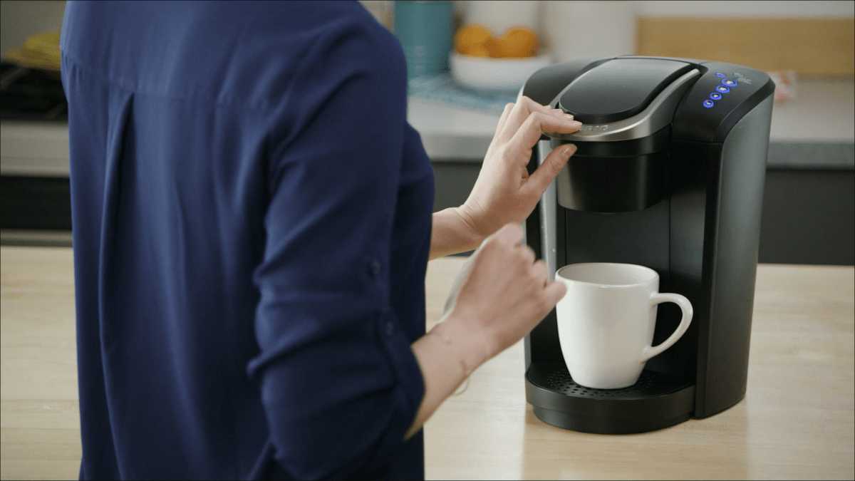 Lower the handle back down. Once the coffee chamber is closed, you can see the coffee maker displaying the message "Ready to Brew". This feature may not be available on some models.