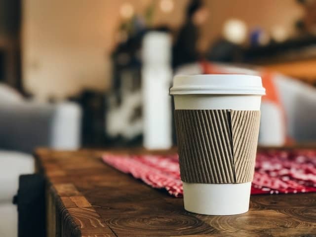 8oz standard cup: disposable latte cup with sleeve