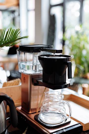 How to use a Moccamaster: A Moccamaster drip coffee maker on the table